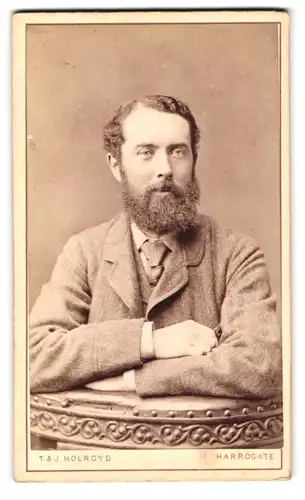 Fotografie T. & J. Holroyd, Harrogate, Portrait Esplanade House, Portrait junger Mann im Tweed Anzug mit Vollbart