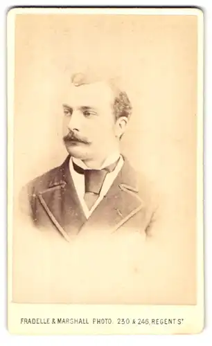 Fotografie Fradelle & Marshall, London, 230 & 246 Regent Street, Portrait Herr im Anzug mit Krawatte und Schnauzbart