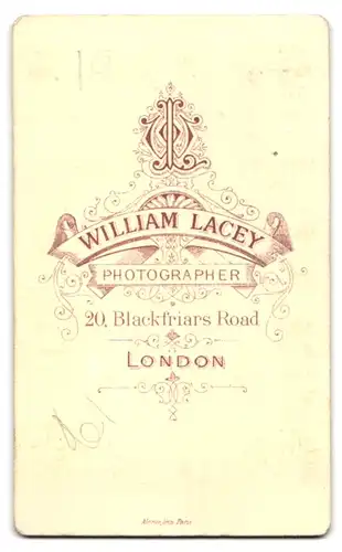 Fotografie William Lacey, London, 20 Blackfriars Road, Portrait schlanker Herr im Anzug mit Vollbart