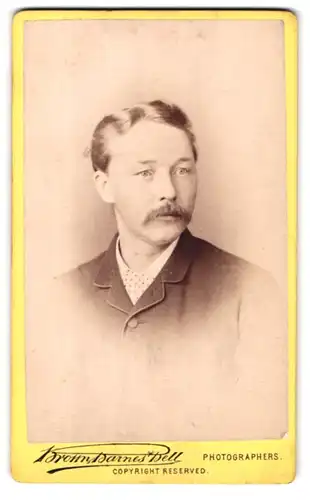 Fotografie Browndarnes & Bell, London, 222 & 220 Regent Street, Portrait junger Mann mit Krawatte und Moustache