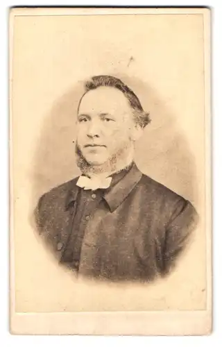 Fotografie H. J. Hughes, Carnarvon, Portrait älterer Mann mit Fleige und Chin-Strap Bart