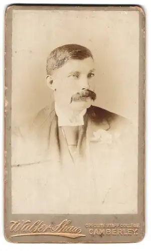 Fotografie Walter Shaw, Camberley, Portrait Man im Anzug mit Walross Bart und Fliege