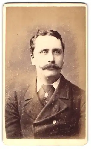 Fotografie James S. Bayfield, London, 10 Wellington Terrace, Portrait Mann im Anzug mit Moustache, Schnurrbart