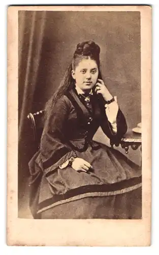 Fotografie Millen Bro., London, 3 Queen Street, Portrait hünshce junge Frau im Biedermeier Kleid mit Zopf