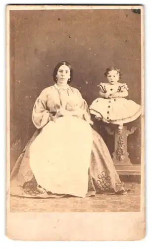 Fotografie James S., Ryde I. W., 18 Union St. Portrait Mutter mit Kindern im weiten Kleid, Kind im weissen Kleid
