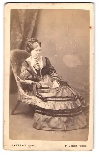 Fotografie Lawrence Lowe, St. Johns Wood, 10 Queens Terrace, Portrait Dame im Kleid mit Rüschenkragen und Zopf