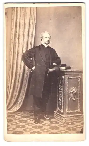 Fotografie Edwin Cocking, Peckham, Queens Road, Portrait älterer Herr im feinen Anzug mit Zylinder