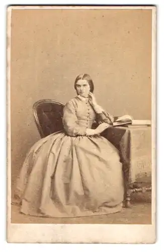 Fotografie Clarkington & Co., London, 246 /248 Regent Street, Portrait junge Frau im hellen Kleid schaut verlegen