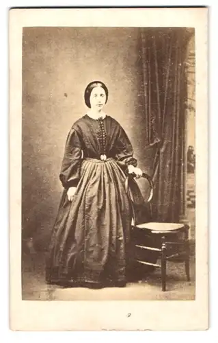 Fotografie L. Phillips, London, 304 Regent Street, Portrait züchtige junge Frau im Kleid mit zurückgebundenen Haaren