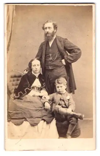 Fotografie The Imperial Frechn Photographic Company, London, 352 Strand, Portrait Familie in Anzügen und kleid mit Vollb