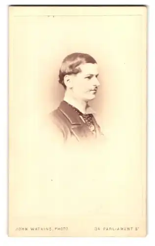 Fotografie John Watkins, London, 34 Parliament St., Portrait junger Mann mit gepunkteter Krawatte