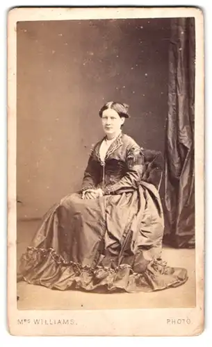 Fotografie Mrs. Williams, Wolverhampton, Talbot Place, Portrait Dame im seidenen Kleid mit Hochsteckfrisur