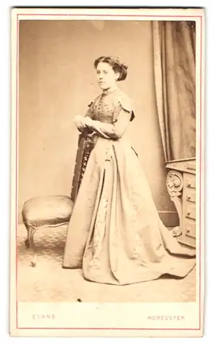 Fotografie Evans, Worcester, Tallow Hill, Portrait hübsche junge Frau im züchtigen Kleid mit Hochsteckfrisur