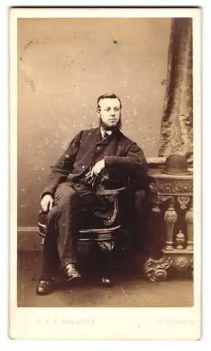 Fotografie T. & J. Holroyd, Harrogate, Esplanada House, Portrait junger Mann im Anzug mit Melone und Backenbart