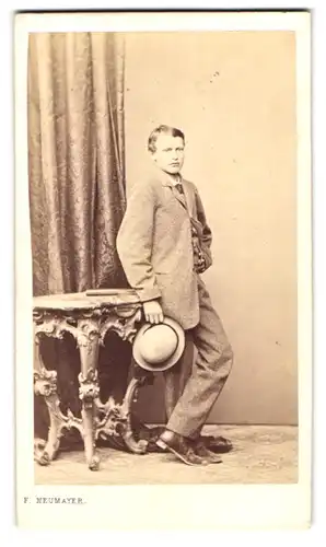 Fotografie F. Neumayer, München, Neue Pferdstr. 2, Portrait Junge im Anzug mit Melone in der Hand