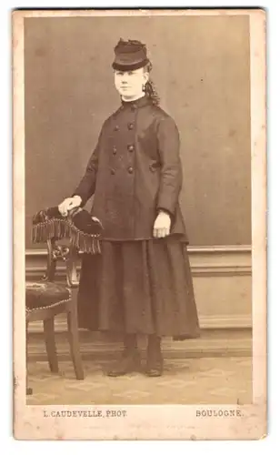 Fotografie L. Gaudevelle, Boulogne, Rue des Carreaux 7, Portrait junge Frau im schwarzen Rock mit Jacke und Hut