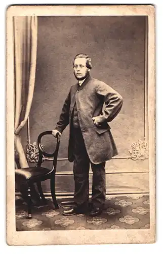 Fotografie C. P. Chapple, Ilminster, Portrait Mann im Tweed Anzug mit Chin-Strap Bart