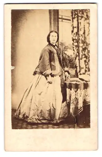 Fotografie London & Provincial Photographic Company, London, 443 West Strand, Portrait Dame im Kleid mit Jacke