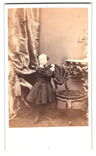 Fotografie Crystal Palace, London, Oxford Street, Portrait kleines Kind im dunklen Kleid