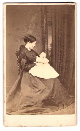 Fotografie E. R. Kingsbury, London, 45 St. George`s Place, Portrait Mutter mit Kleinkind im Arm trägt weites Kleid