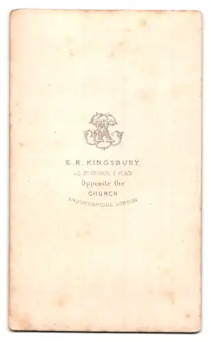 Fotografie E. R. Kingsbury, London, 45 St. George`s Place, Portrait Mutter mit Kleinkind im Arm trägt weites Kleid