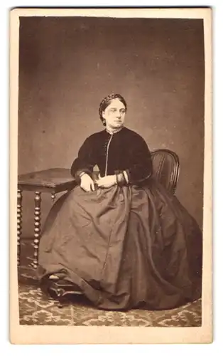 Fotografie Henry DAvis, London, 24 Cornhill, Portrait Dame im weiten Kleid mit Bolero