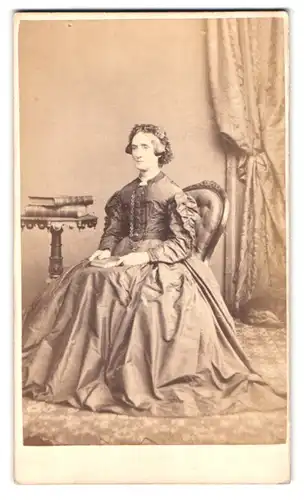 Fotografie Edwin Cocking, Peckham, Queens Road, Portrait ältere Dame im Biedermeierkleid mit Zöpfen