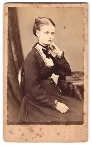Fotografie G. J. Cummings, London, 60 Pentonville Road, Portrait junge Frau im züchtigen Kleid mit Hochsteckfrisur