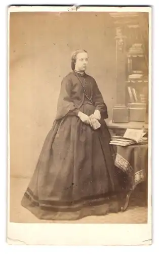 Fotografie Samuel Fry & Co., London, 83 Gracechurch St., Portrait Frau im Biedermeierkleid mit Perlenkette