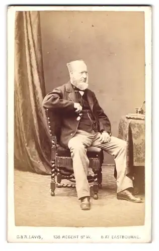 Fotografie G. R. Lavis, Eastbourne, 135 Regent St., Portrait älterer Mann im Anzug mit Vollbart