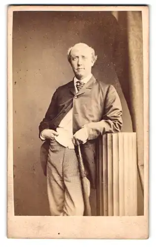 Fotografie Herbert Watzing, London, 215 Regent Street, Portrait älterer Herr im feinen Anzug mit Schirm und Halbglatze