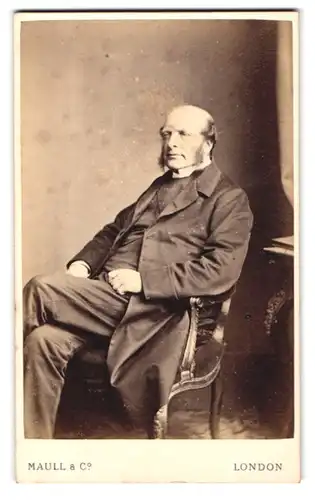 Fotografie Maull & Co., London, 187a Piccadilly, Portrait älterer Herr im dunklen Anzug mit Backenbart