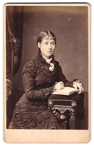 Fotografie R. F. Barnes, New Cross, Lewisham High Road, Portrait hübsche junge Frau im züchtigen Kleid mit Zopf