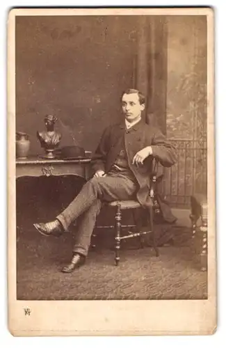 Fotografie Herbert Watzins, London, 215 Regent Street, Portrait junger Mann im Tweed Anzug mit Melone