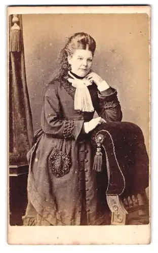 Fotografie H. Turner, London, 245 Commercial Road, Portrait Frau im dunklen Kleid mit bestickter Tasche