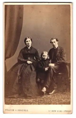 Fotografie Wilson & Beadell, London, 69 New Bond Street, Portrait Familie mit Kind in schwarzem Kleid und Perlenkette