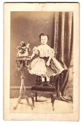 Fotografie Sinclair & Co., London, 70 Euston Road, Portrait kleines Mädchen im Kleid mit Schleife