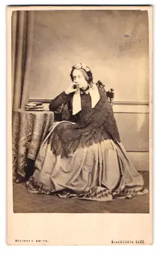 Fotografie Buchanan Smith, London, Blackheath Park, Portrait alte Frau im weiten Kleid mit Häkelüberwurf