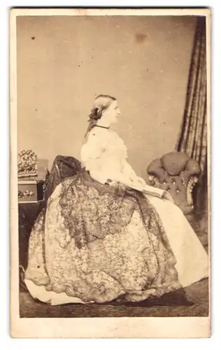Fotografie Edwin Sutton, London, 204 Regent Street, Portrait hübsche junge Frau im weiten Reifrock Kleid mit Tüll