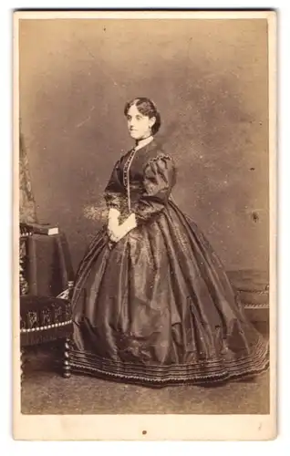 Fotografie Edwin Sutton, London, 204 Regent Street, Portrait junge Frau im Biedermeier Kleid mit Reifrock
