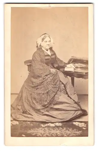 Fotografie Edwin Sutton, London, 204 Regent Street, Portrait alte Frau im Biedermeier Kleid mit Tüllüberwurf