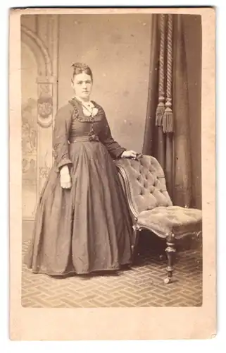 Fotografie Fletcher, Scarboro, St. Thomas Street, Portrait junge Frau im dunklen Kleid mit Hochsteckfrisur