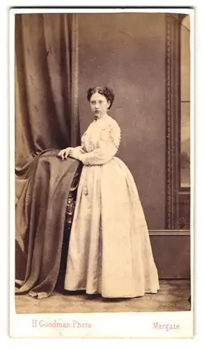 Fotografie H. Goodmann, Margate, 1 Fort Hill, Portrait hübsche Junge Frau im weissen Kleid mit Locken