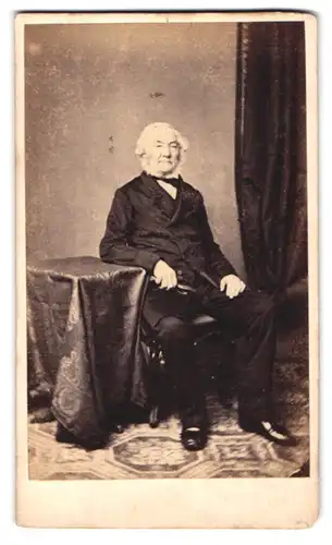 Fotografie S. Eaastham, Manchester, 7 Market Street, Portrait alter Mann im feinen Anzug mit grauem Chin-Strap Bart