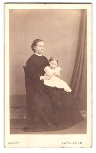 Fotografie W. Saxby, Faversham, 60 Preston Street, Portrait Mutter mit Kleinkind im weissen Kleid