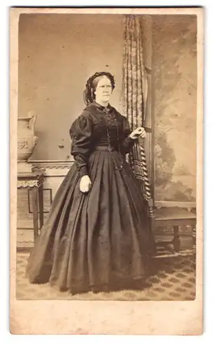 Fotografie C. Chambers, Pimlico, 23 Victoria Road, Portrait ältere Dame im Biedermeier Kleid mit Haube