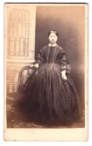 Fotografie H. Wragg, Bury-Lancashire, Haymarket St., Portrait Frau im dunklen Biedermeier Kleid mit Kette