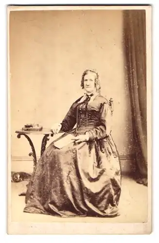 Fotografie A. L. Henderson, New Cross, 49 King William St., Portrait alte Frau im Biedermeierkleid mit mächtigem Vorbau