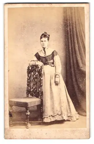 Fotografie A. L. Henderson, New Cross, 49 King William St., Portrait hübsche junge Frau im Kleid mit Hochsteckfrisur