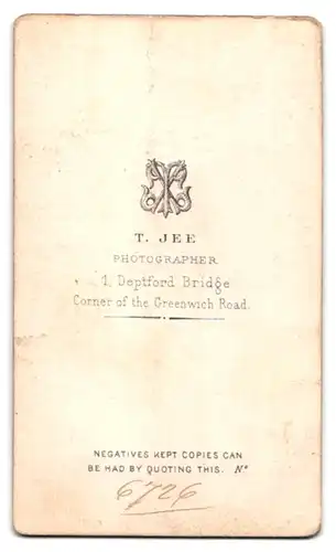 Fotografie T. Jee, Royal Borough of Greenwich, 1 Deptford Bridge, Portrait Junge im gepflegten Anzug mit Mütze